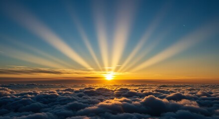 雲海から昇る太陽と美しい光芒