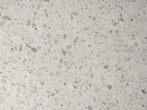 Mosaico de terrazo claro blanco gris y verde. Se puede usar como fondo.