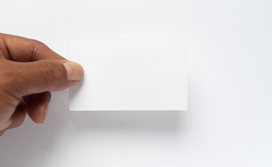 白いカードを持つ人