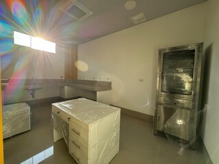 Interior de una edificacion de color blanco y mostasa 