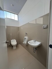 Interior de una edificacion de color blanco y mostasa 