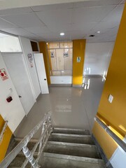 Interior de una edificacion de color blanco y mostasa 