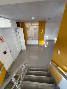 Interior de una edificacion de color blanco y mostasa 