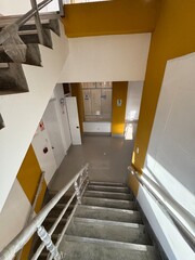 Interior de una edificacion de color blanco y mostasa 