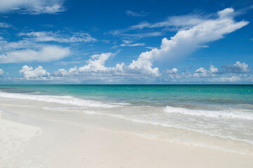 vista de la costa en un a playa de cancun mexico, bella vista del mar y las olas