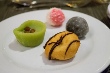 Postres asiáticos de masa y frutas,  mochi