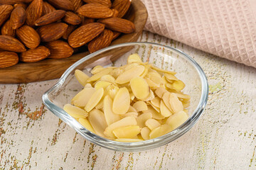 Sliced almond nut for culinary