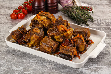 Baked oztail with tomato and carrot