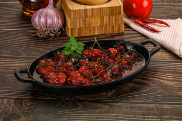 Baked cheeryy momatoes with olive oil