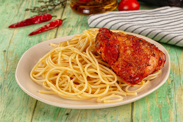 Pasta spaghetti with chicken thighs