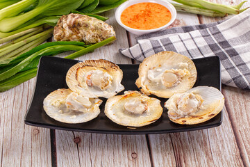 Grilled scallops with cream cheese