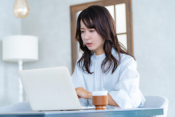 ため息をつく女性