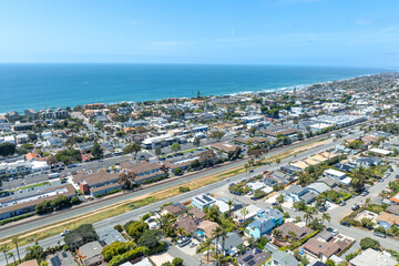 Obraz premium Aerial view of wealthy Encinitas town with blue ocean in San Diego, South California, USA. 