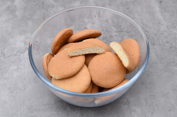 Słodkie i miękkie jak gąbka ciastka z jajek i cukru, biszkopty