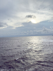 Obraz premium Seascape shot with overcast skies and gentle waves under cloudy weather
