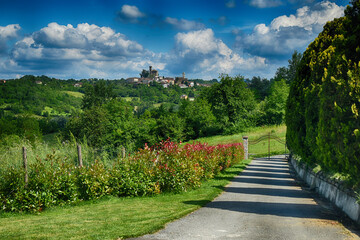 Fototapeta premium Trisobbio, borgo antico del monferrato ovadese, con il castello sulla collina. Provincia di Alessandria, Piemonte, Italia