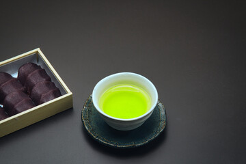 やわらかい餅をなめらかなこしあんで包み込んだ、美味しい銘菓の和菓子を日本茶と共にいただく
