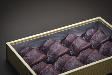 やわらかい餅をなめらかなこしあんで包み込んだ、美味しい銘菓の和菓子を日本茶と共にいただく