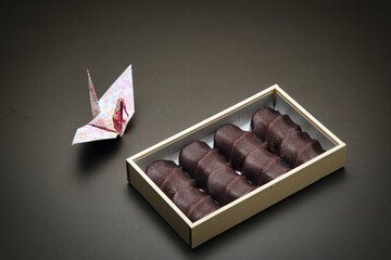 やわらかい餅をなめらかなこしあんで包み込んだ、美味しい銘菓の和菓子を日本茶と共にいただく
