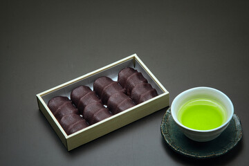 やわらかい餅をなめらかなこしあんで包み込んだ、美味しい銘菓の和菓子を日本茶と共にいただく