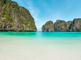 Naklejka premium Idyllic Maya Bay Beach With Turquoise Waters and Limestone Cliffs, Thailand