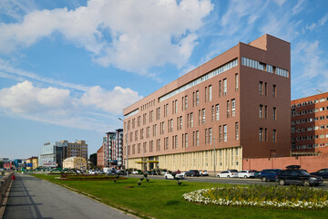 Fototapeta premium Modern urban architecture seamlessly combines attractive designs with wellplanned green spaces