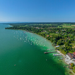 Utting am Ammersee in der oberbayerischen Region Ammersee-Lech von oben