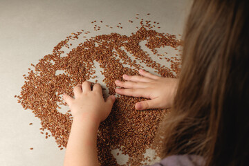 Exploring textures of organic brown rice with curious hands