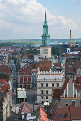 Obraz premium The historic Town Hall of Poznań, Poland, with its elegant Renaissance architecture, standing in the vibrant Old Market Square under a clear sky.