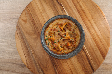 Baked chanterelle dish. Delicious freshly prepared meal, perfect for menus, restaurants, or food delivery concepts.