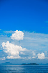 夏の瀬戸内海の島と入道雲