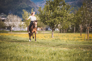 Mädchen mit Pferd