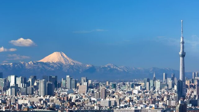 富士山と大都会・東京をドローン飛行イメージ
