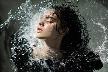 Obraz premium Fashion editorial using water burst and shadow play