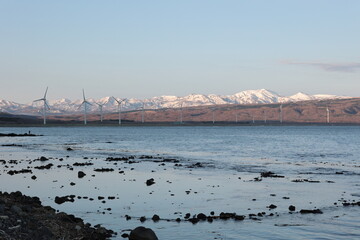 日の出直後で山々が輝く寿都の浜辺