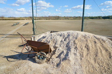 野球場にある整地用の一輪車