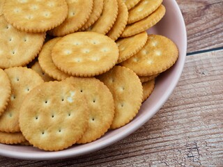 갈색 원형 모양의 크래커, 간식