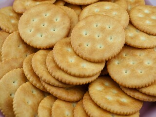 갈색 원형 모양의 크래커, 간식