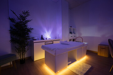 Sala de masajes moderna y relajante con iluminación ambiental cálida