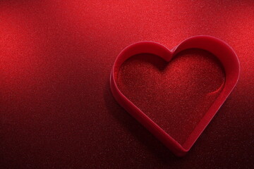 Czerwone serce na czerwonym tle © tomo81