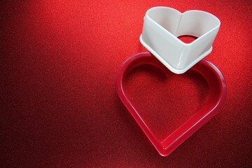 Białe i czerwone kształty serca - symbole miłości © tomo81