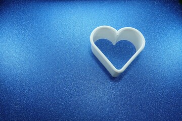 Białe serce na niebieskim brokatowym tle © tomo81
