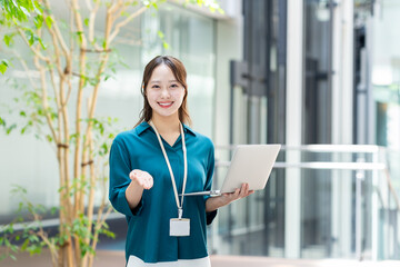 オフィスで働く若いエンジニアの女性　撮影協力:スカパー東京メディアセンター