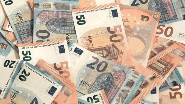 Des billets de 50 euros et 20 euros	