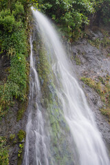岩肌を流れ落ちる滝　スローシャッター
