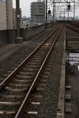 Obraz premium 日本、大阪府、大東市、住道駅、城市、交通、片町線、学研都市線、列車、電車、寢屋川、水、綠色、風景、青空、初夏、写真素材 