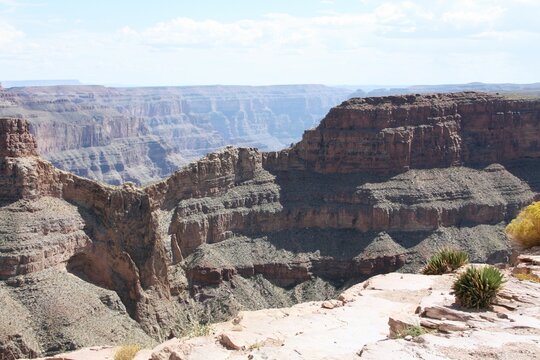 Breathtaking views of the Grand Canyon in Arizona, showcasing its rugged cliffs, colorful rock formations, and sweeping natural beauty.