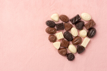 ハート型に並べたチョコレートの背景