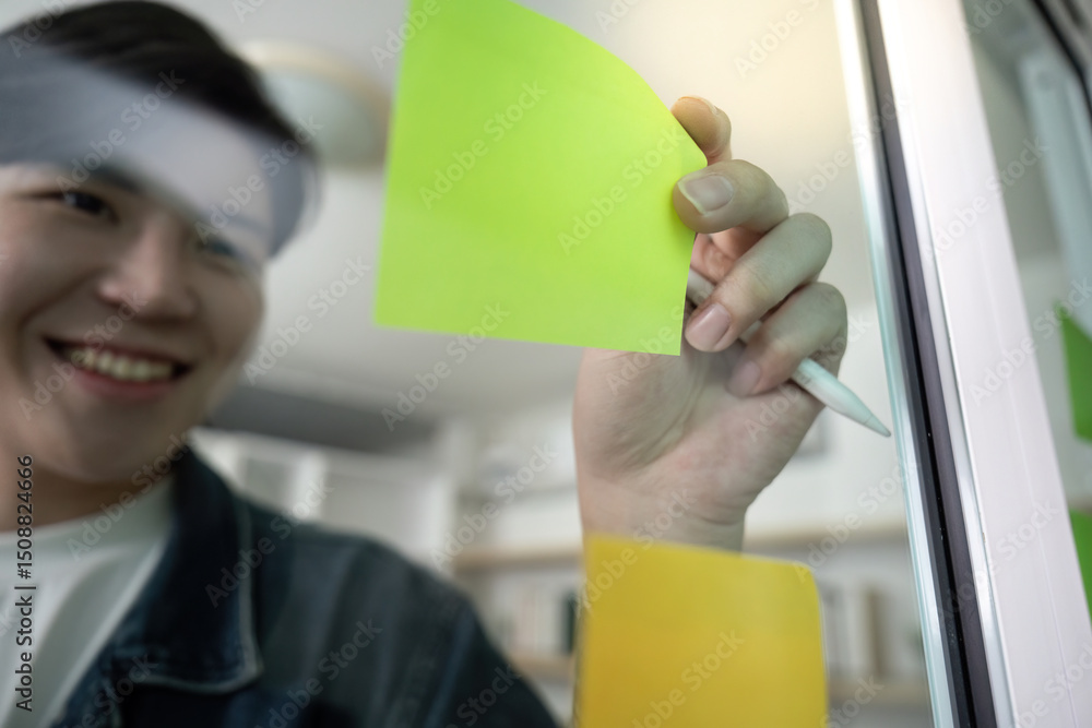 Aufkleber design process: creative professional using sticky notes for brainstorming