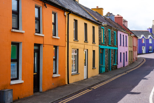 Farbenfrohe H&auml;userreihe in Eyeries, Irland